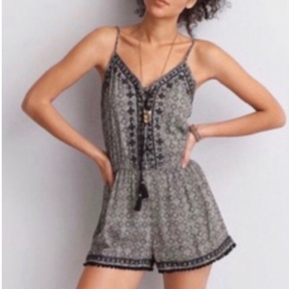 American Eagle Outfitters Boho Chic Mixed Grey Black Printed Romper Size Small
